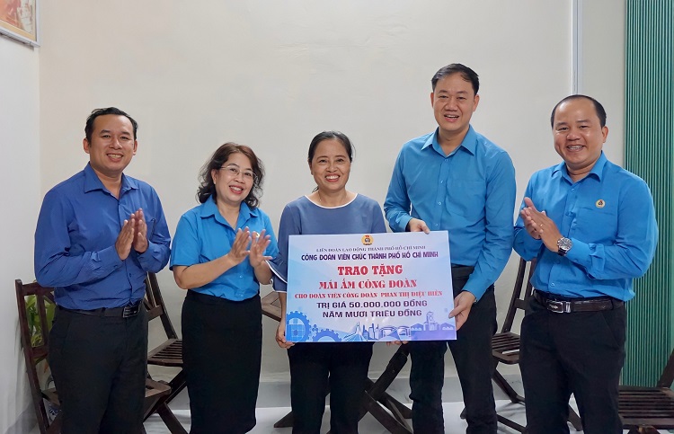 Công đoàn Viên chức tỉnh Bình Định phối hợp Công đoàn Viên chức thành phố Hồ Chí Minh trao nhà “Mái ấm công đoàn”