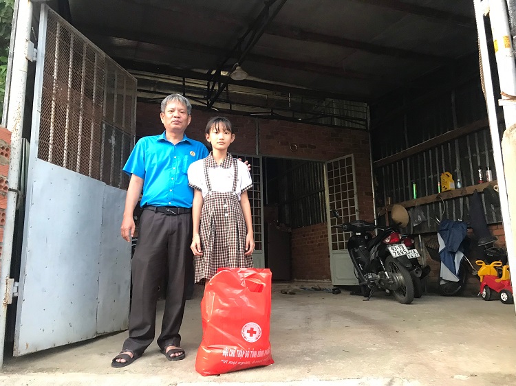 CĐVC tỉnh Bình Phước và Hội Chữ thập đỏ tỉnh thăm, tặng quà cho học sinh nghèo có hoàn cảnh khó khăn