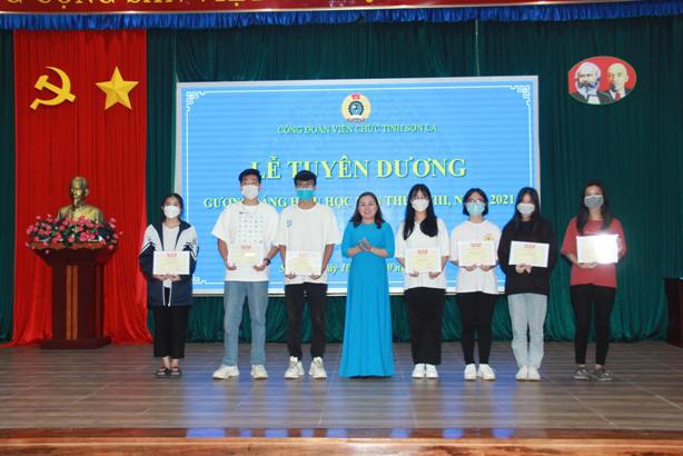 Công đoàn Viên chức  tỉnh Sơn La tổ chức Lễ tuyên dương “Gương sáng hiếu học” lần thứ 18 năm 2021