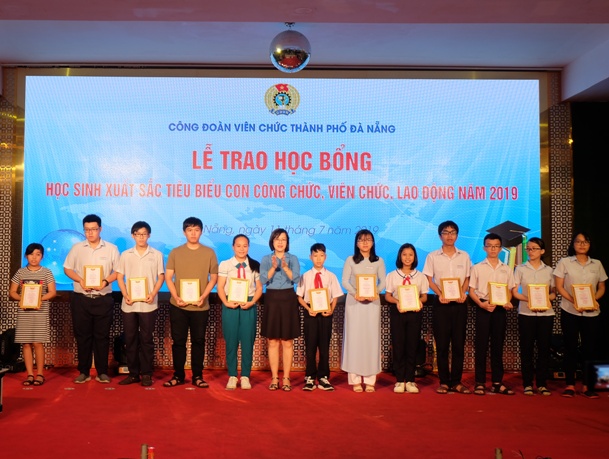 CĐVC Thành phố Đà Nẵng trao học bổng cho 128 học sinh xuất sắc tiêu biểu năm 2019
