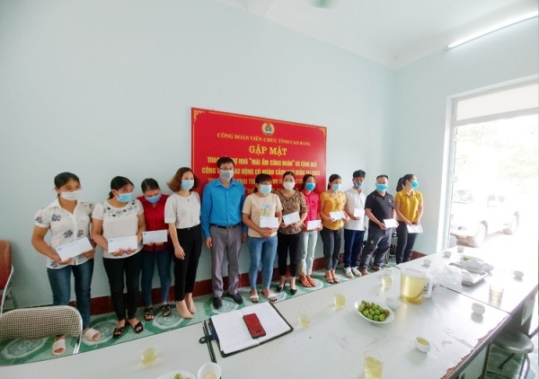 Công đoàn Viên chức tỉnh Cao Bằng tặng quà nhân dịp Tháng Công nhân 2021
