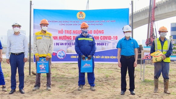 CĐVC TP Hà Nội tổ chức trao “Túi An sinh Công đoàn” cho người lao động