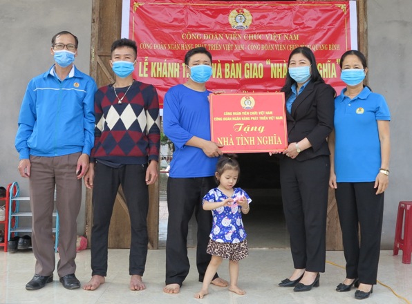 CĐ Viên chức Quảng Bình: Bàn giao nhà tình nghĩa cho đoàn viên khó khăn