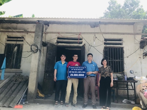 Công đoàn Viên chức tỉnh Cao Bằng trao kinh phí hỗ trợ sửa nhà Mái ấm Công nhân dịp Tháng Công nhân năm 2021