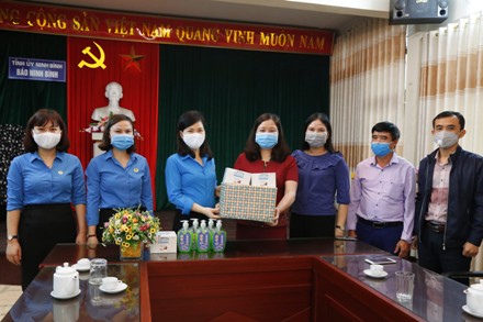 Công đoàn Viên chức tỉnh Ninh Bình thăm và tặng quà cho đoàn viên nhân dịp Tháng Công nhân