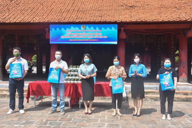 Công đoàn Viên chức thành phố Hà Nội trao “Túi An sinh Công đoàn” hỗ trợ đoàn viên, người lao động