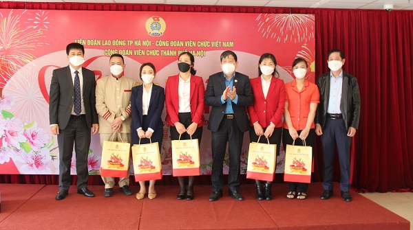 Công đoàn Viên chức Việt Nam và Công đoàn Viên chức TP Hà Nội thăm và tặng quà cho đoàn viên, người lao động có hoàn cảnh khó khăn