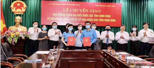 Công đoàn Viên chức tỉnh Ninh Bình nhận bàn giao CĐCS Văn phòng Đoàn đại biểu Quốc hội tỉnh