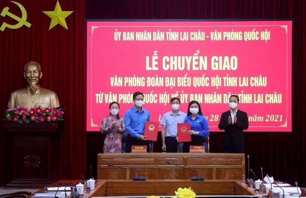 Công đoàn Viên chức tỉnh Lai Châu nhận chuyển giao Công đoàn cơ sở Văn phòng Đoàn đại biểu Quốc hội tỉnh từ Công đoàn Văn phòng Quốc hội