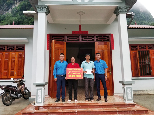 Công đoàn Viên chức tỉnh Cao Bằng hỗ trợ làm nhà “Mái ấm công đoàn”