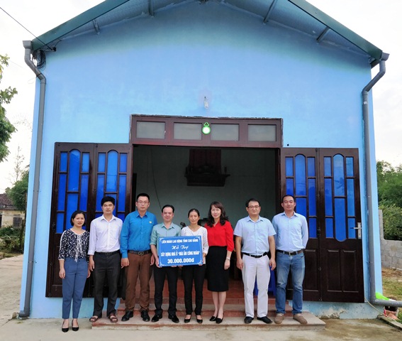 CĐVC tỉnh Cao Bằng tổ chức trao tặng  nhà “Mái ấm Công đoàn”
