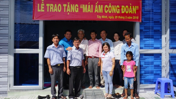 CĐVC tỉnh Tây Ninh trao tặng nhà Mái ấm công đoàn cho đoàn viên khó khăn