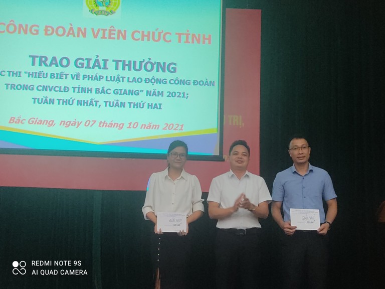 Công đoàn viên chức tỉnh Bắc Giang trao Giải thưởng tuần Cuộc thi tìm hiểu biết về pháp luật lao động và công đoàn trong CNVCLĐ tỉnh Bắc Giang