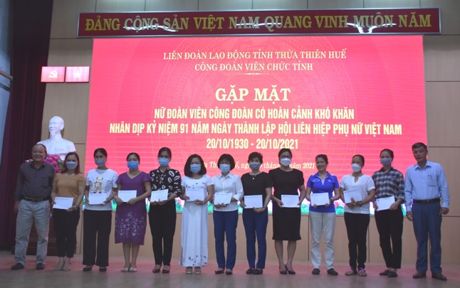CĐVC tỉnh Thừa Thiên Huế trao quà cho đoàn viên nữ có hoàn cảnh khó khăn