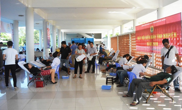 CĐVC thành phố Đà Nẵng: Gần 400 công chức, viên chức, lao động tham gia hiến máu tình nguyện