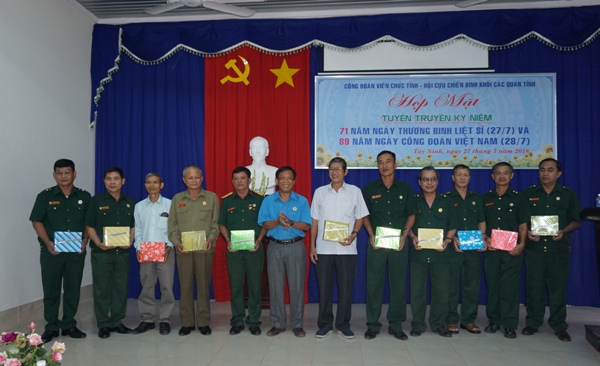 CĐVC tỉnh Tây Ninh phối hợp tổ chức Họp mặt kỷ niệm 71 năm ngày Thương binh liệt sĩ 27/7 và kỷ niệm 89 năm ngày thành lập Công đoàn Việt Nam 28/7