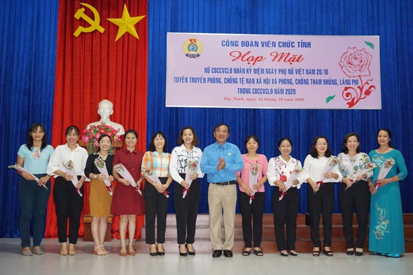 Công đoàn Viên chức tỉnh Tây Ninh: Họp mặt nữ CBCCVCLĐ nhân kỷ niệm Ngày Phụ nữ Việt Nam