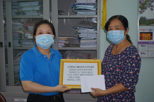 CĐVC tỉnh Tây Ninh: Vận động kinh phí thăm, tặng quà các chốt Biên phòng thực hiện nhiệm vụ phòng, chống dịch Covid – 19