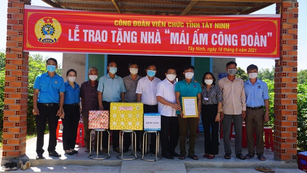 Công đoàn Viên chức tỉnh Tây Ninh:  Trao tặng nhà “Mái ấm công đoàn” tại huyện Châu Thành