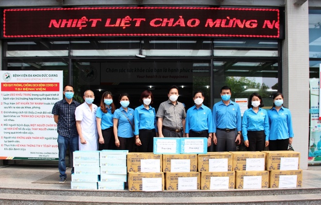 Công đoàn Viên chức Thành phố Hà Nội đi thăm, động viên và trao hỗ trợ cho tuyến đầu chống dịch Covid-19