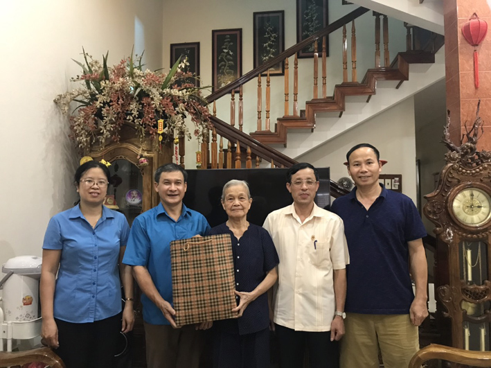 Công đoàn Viên chức tỉnh Thái Nguyên thăm, tặng quà các gia đình chính sách nhân dịp ngày Thương binh, Liệt sỹ