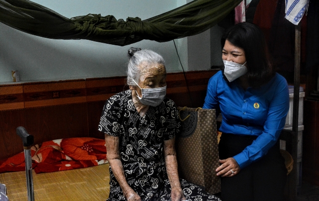 CĐVC TP Đà Nẵng thăm, tặng quà Mẹ Việt Nam Anh hùng, gia đình chính sách