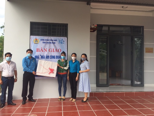 Công đoàn Viên chức tỉnh Quảng Nam bàn giao nhà Mái ấm công đoàn nhân dịp kỷ niệm 92 năm ngày thành lập CĐVN