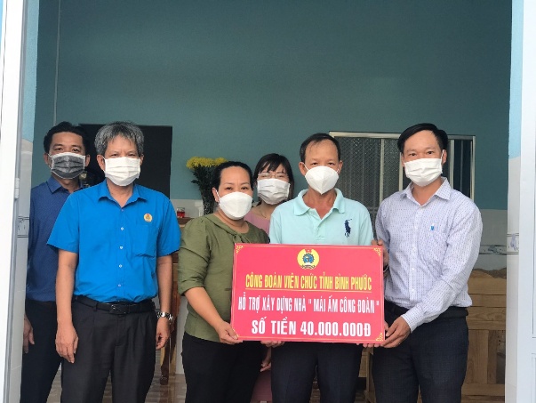 CĐVC tỉnh Bình Phước trao tiền hỗ trợ xây nhà “Mái ấm công đoàn”