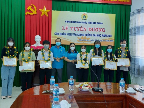 Công đoàn Viên chức tỉnh Hậu Giang tổ chức Lễ tuyên dương con đoàn viên vào giảng đường Đại học