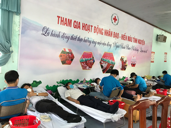 Công chức, viên chức, người lao động, đoàn viên Công đoàn Viên chức tỉnh Bình Phước tham gia hiến máu tình nguyện