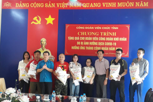 Công đoàn Viên chức tỉnh Thái Nguyên trao quà cho đoàn viên, người loa động có hoàn cảnh khó khăn