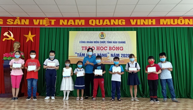 Công đoàn Viên chức tỉnh Hậu Giang tổ chức trao học bổng cho các cháu học sinh giỏi năm học 2019 - 2020