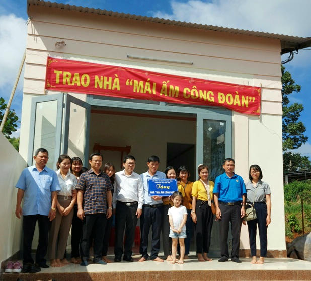 CĐVC tỉnh Đăk Nông tổ chức trao nhà “Mái ấm Công đoàn” cho đoàn viên