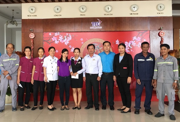 Công đoàn Viên chức tỉnh Bình Thuận trao tặng quà tết cho đoàn viên có hoàn cảnh khó khăn