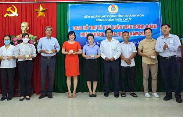 Công đoàn Viên chức tỉnh Khánh Hòa tổ chức trao thẻ đoàn viên công đoàn mới