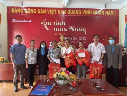 CĐVC tỉnh Kon Tum trao quà cho đoàn viên có hoàn cảnh khó khăn