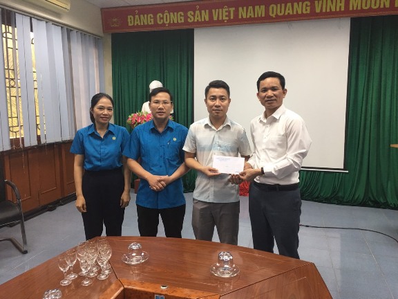 CĐVC tỉnh Hà Tĩnh: Trao quà hỗ trợ đoàn viên và chúc mừng doanh nghiệp nhân Ngày doanh nhân Việt Nam 13/10