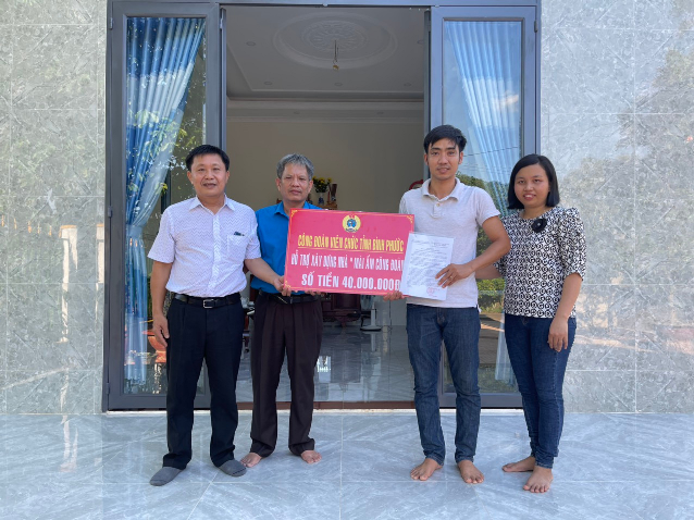 CĐVC tỉnh Bình Phước trao nhà “Mái ấm công đoàn” cho đoàn viên có hoàn cảnh khó khăn