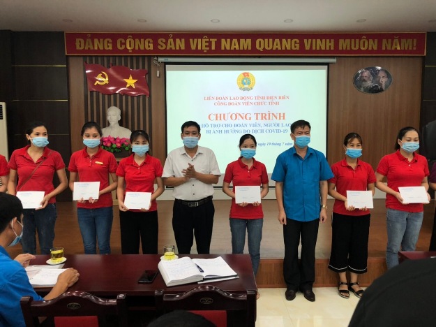 Công đoàn Viên chức tỉnh Điện Biên tổ chức chương trình trao hỗ trợ cho đoàn viên, người lao động bị ảnh hưởng do dịch Covid-19