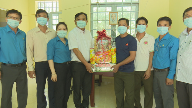 Công đoàn Viên chức tỉnh Tây Ninh: Thăm và trao tặng 64 phần quà tết cho đoàn viên có hoàn cảnh khó khăn