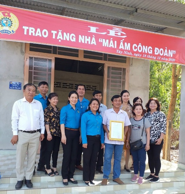 Công đoàn Viên chức tỉnh Tây Ninh:  Trao tặng nhà “Mái ấm công đoàn”