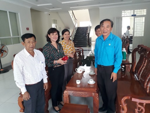 Công đoàn Viên chức tỉnh Tây Ninh thăm và tặng quà cho đoàn viên có hoàn cảnh khó khăn