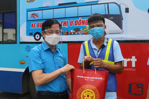 Trao hơn 500 suất quà cho đoàn viên Công đoàn Viên chức Hà Nội từ “Xe buýt siêu thị 0 đồng”