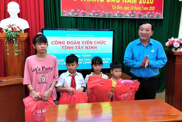 Công đoàn Viên chức tỉnh Tây Ninh: Thăm và trao tặng quà tết Trung thu cho các cháu thiếu nhi