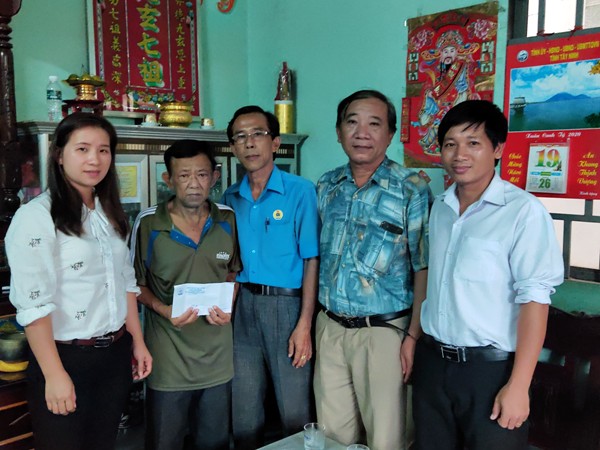 Công đoàn Viên chức tỉnh Tây Ninh thăm và trao tặng tiền hỗ trợ đoàn viên mắc bệnh hiểm nghèo
