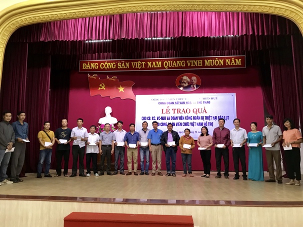 CĐVC tỉnh Thừa Thiên Huế trao 100 phần quà của Công đoàn Viên chức Việt Nam đến cán bộ, công chức, viên chức, đoàn viên công đoàn bị thiệt hại do bão lũ