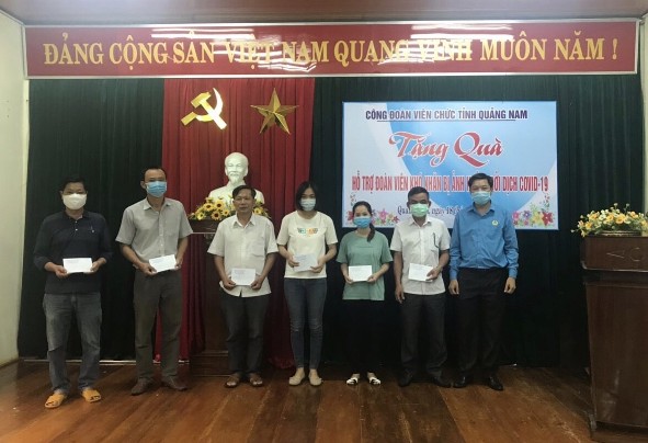 Công đoàn Viên chức tỉnh Quảng Nam: Trao quà cho đoàn viên  khó khăn bị ảnh hưởng bởi dịch bệnh Covid – 19