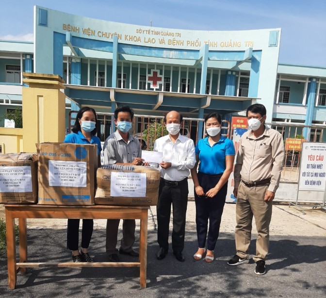 CĐVC tỉnh Quảng Trị: Thăm, trao quà cho lực lượng y tế tuyến đầu chống dịch