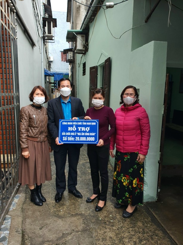 Công đoàn Viên chức tỉnh Nam Định bàn giao hỗ trợ sửa chữa nhà ở  “Mái ấm Công đoàn” tại Công đoàn Công ty Cổ phần Sơn Nam