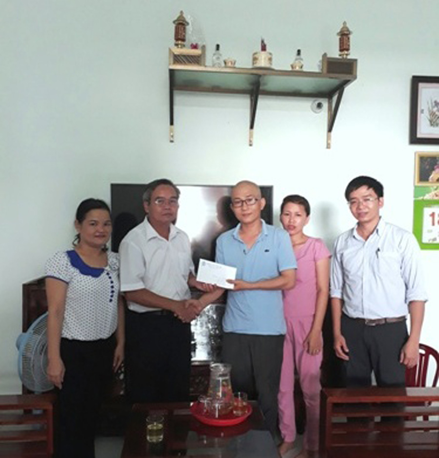 CĐVC Quảng Trị thăm hỏi, trợ cấp đoàn viên nhân dịp Tháng công nhân 2017